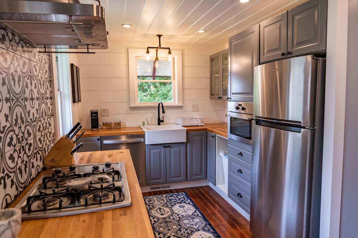 Unit B — Full kitchen image 2